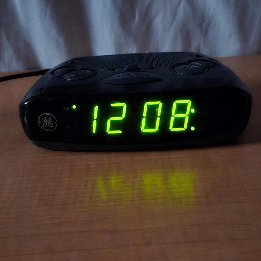 General Electric #7-4837C GE AM/FM Digital Alarm Clock Radio Green Light Display